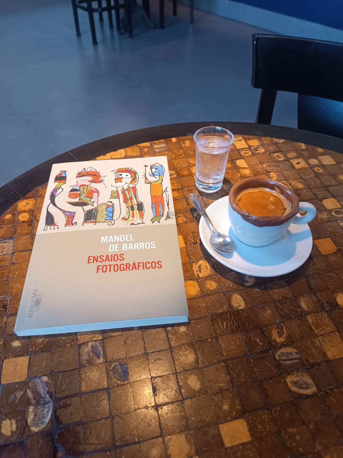 Café e leitura na Ráfia Coffee